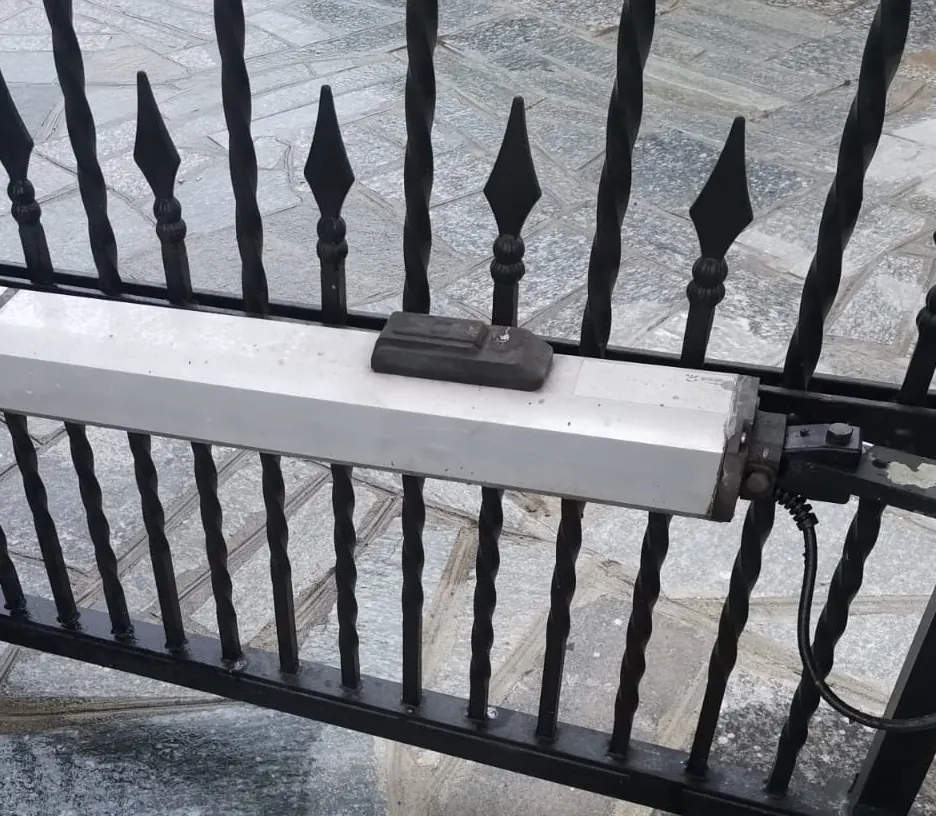 Attuatore su cancello in ferro con punte a Torino