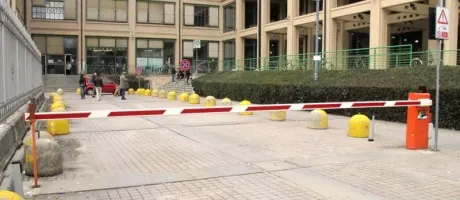 Barriera automatica all'ingresso di un complesso di uffici a Torino
