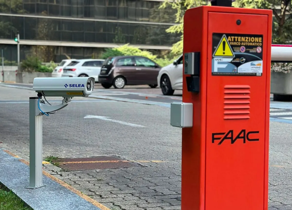 Barriera FAAC con colonnina di controllo accessi a Torino