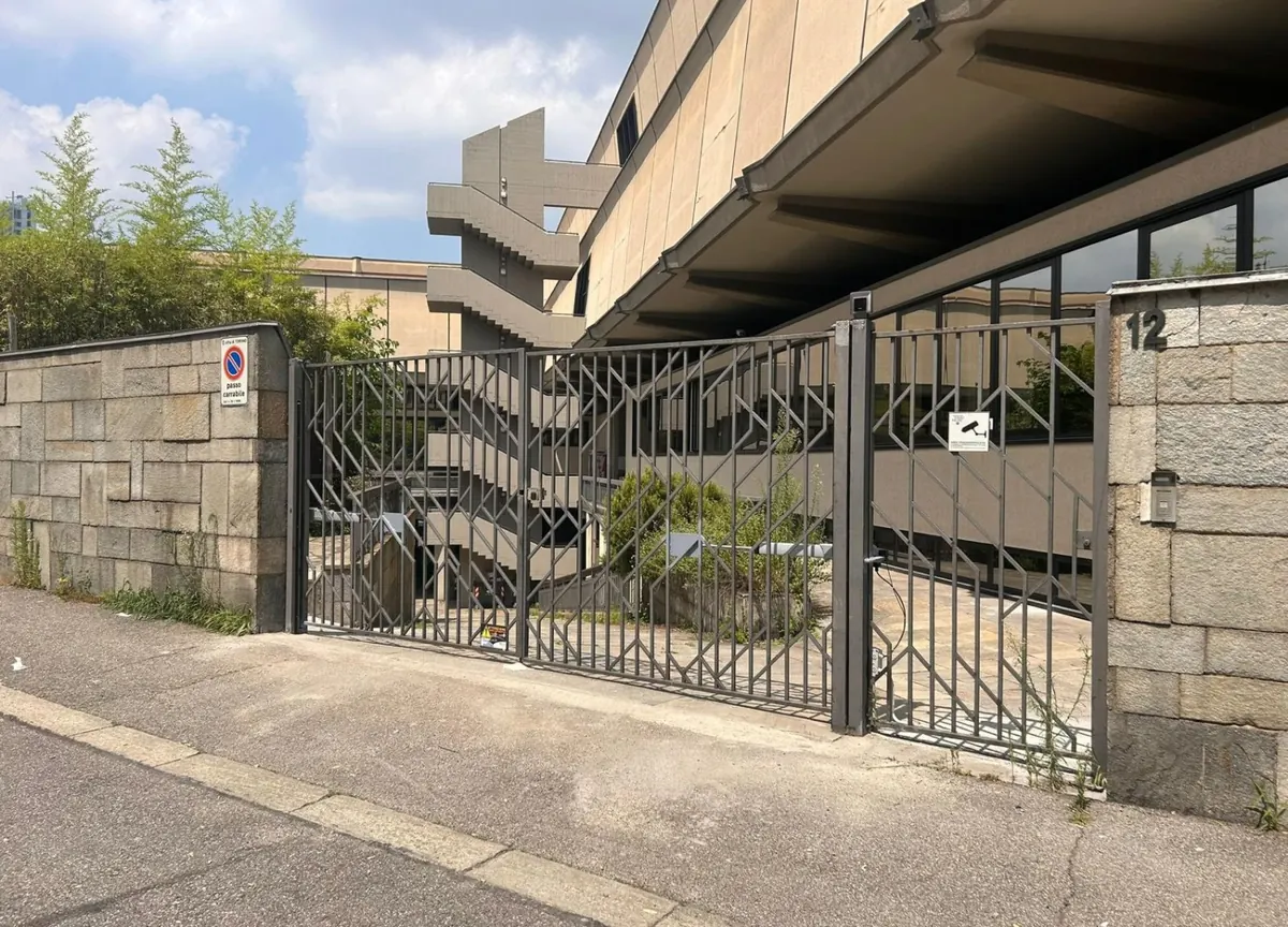 Cancello automatico di condominio con rampa box a Torino