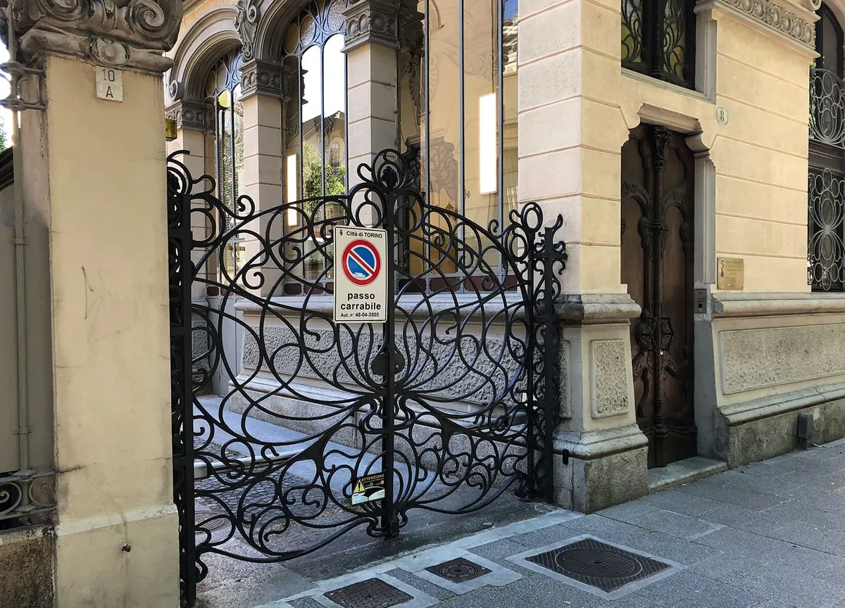 Cancello liberty con automazione a scomparsa a Torino