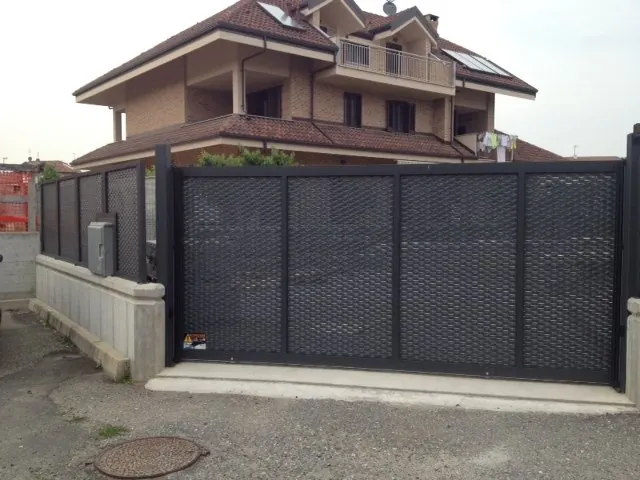 Cancello scorrevole automatico per villa a Torino