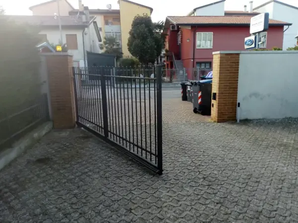 Installazione di automazione per cancello a battente a Torino