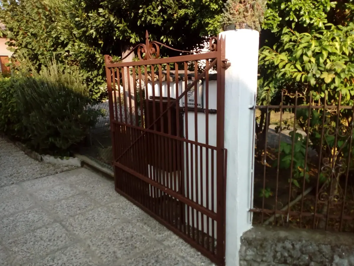Manutenzione di cancello a battente in ferro a Torino