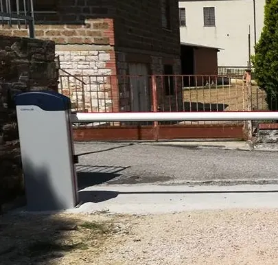 Montaggio di sbarra automatica in un passo carraio a Torino