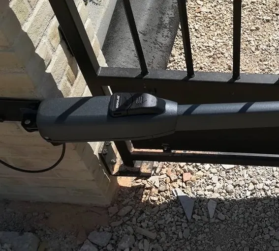 Motore per cancello a battente in un cortile di Torino