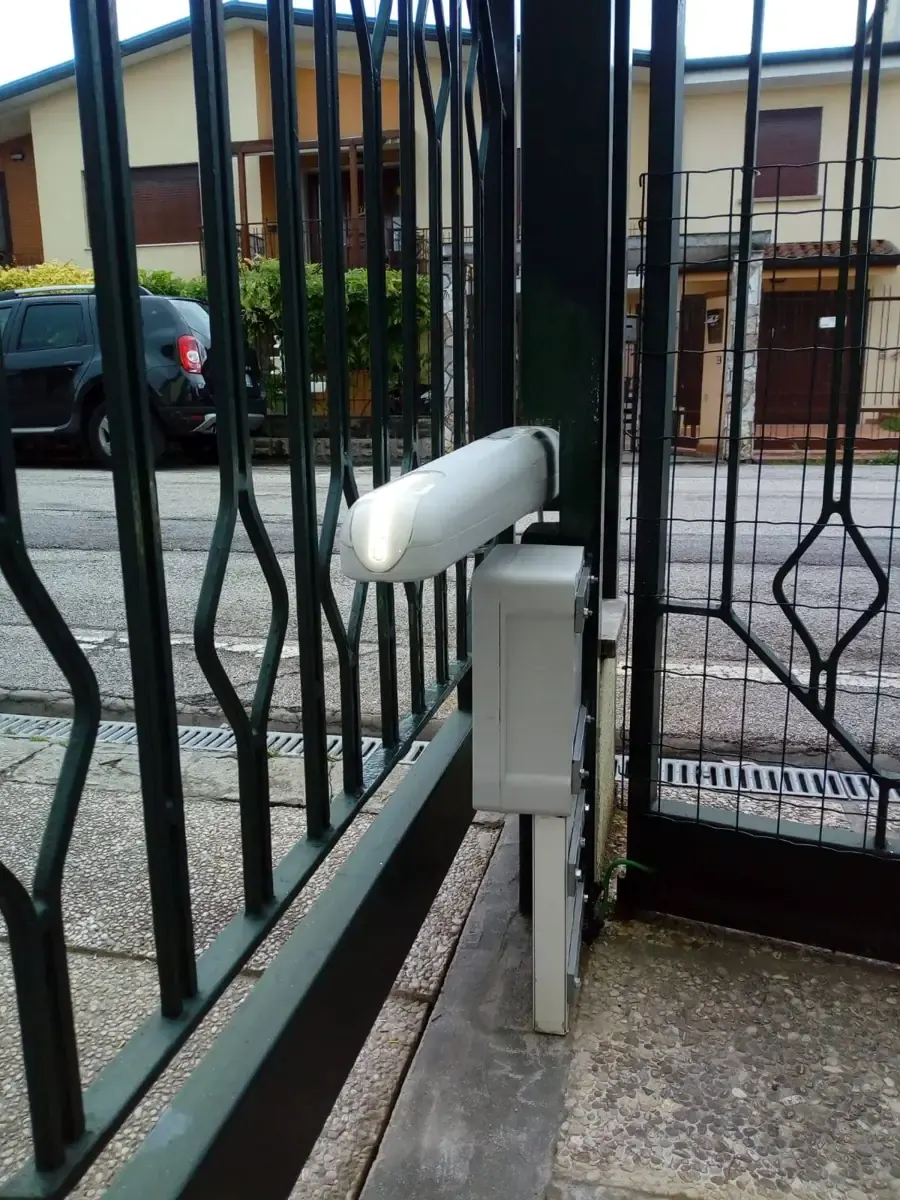 Motore lineare installato su cancello a Torino