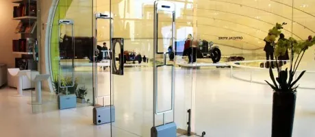 Porta automatica in vetro per showroom a Torino