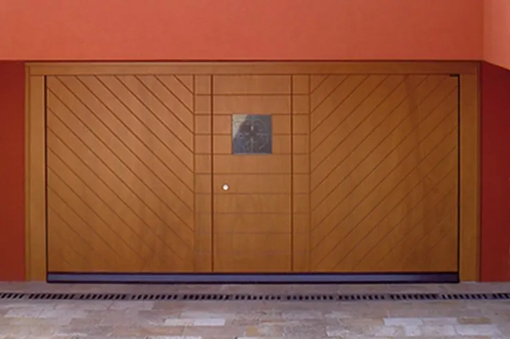 Porta basculante rivestita in legno a Torino
