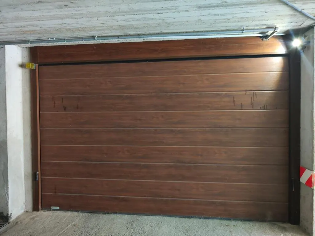 Porta sezionale per garage effetto legno a Torino