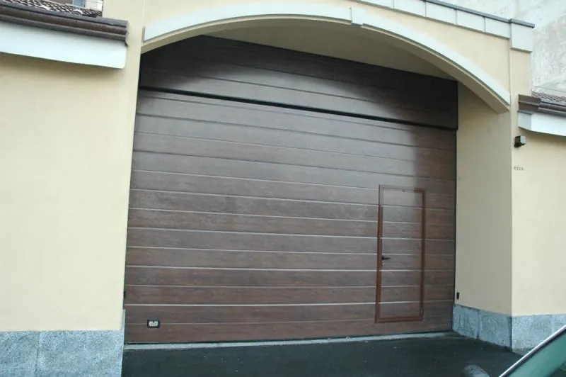 Porta sezionale per garage di una villa a Torino