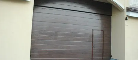 Porta sezionale residenziale a doghe a Torino