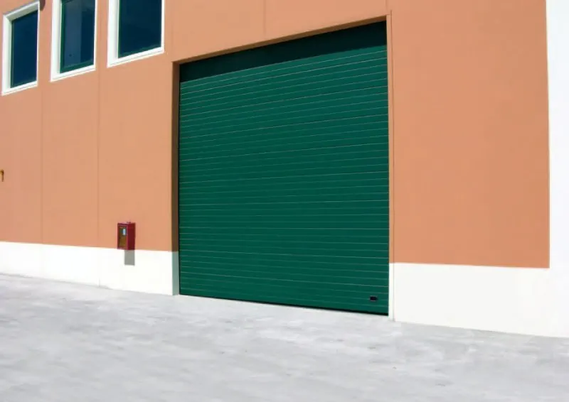 Porta sezionale per magazzino a Torino