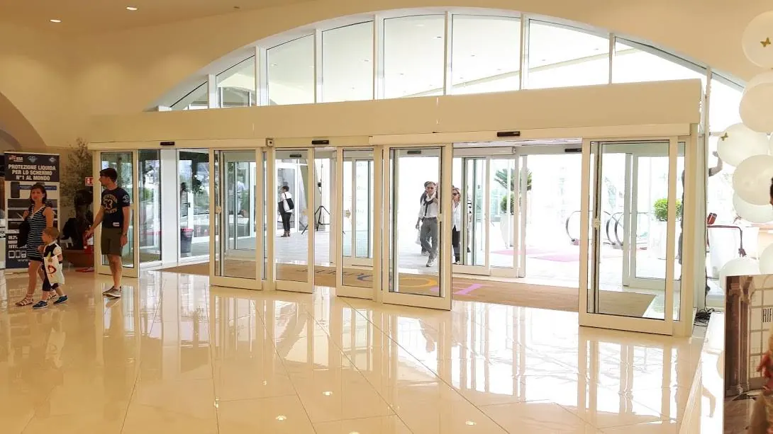 Porte automatiche in un centro commerciale a Torino
