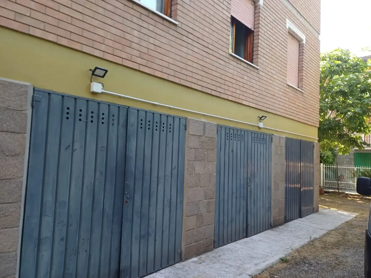 Porte basculanti di un'autorimessa a Torino