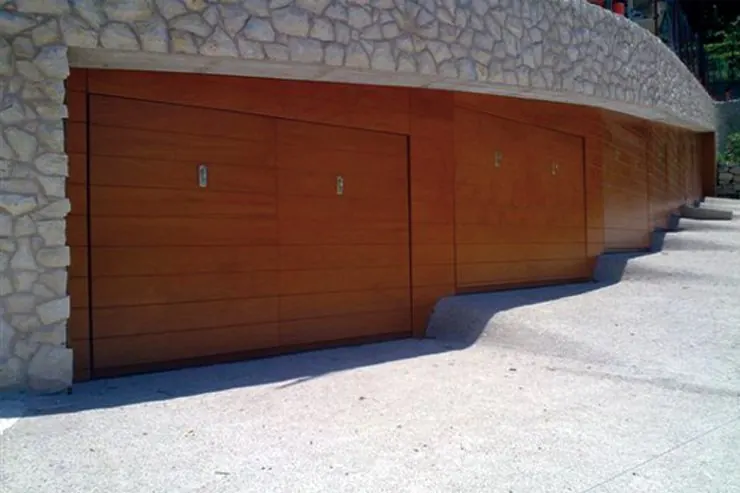 Porte basculanti per box auto a Torino
