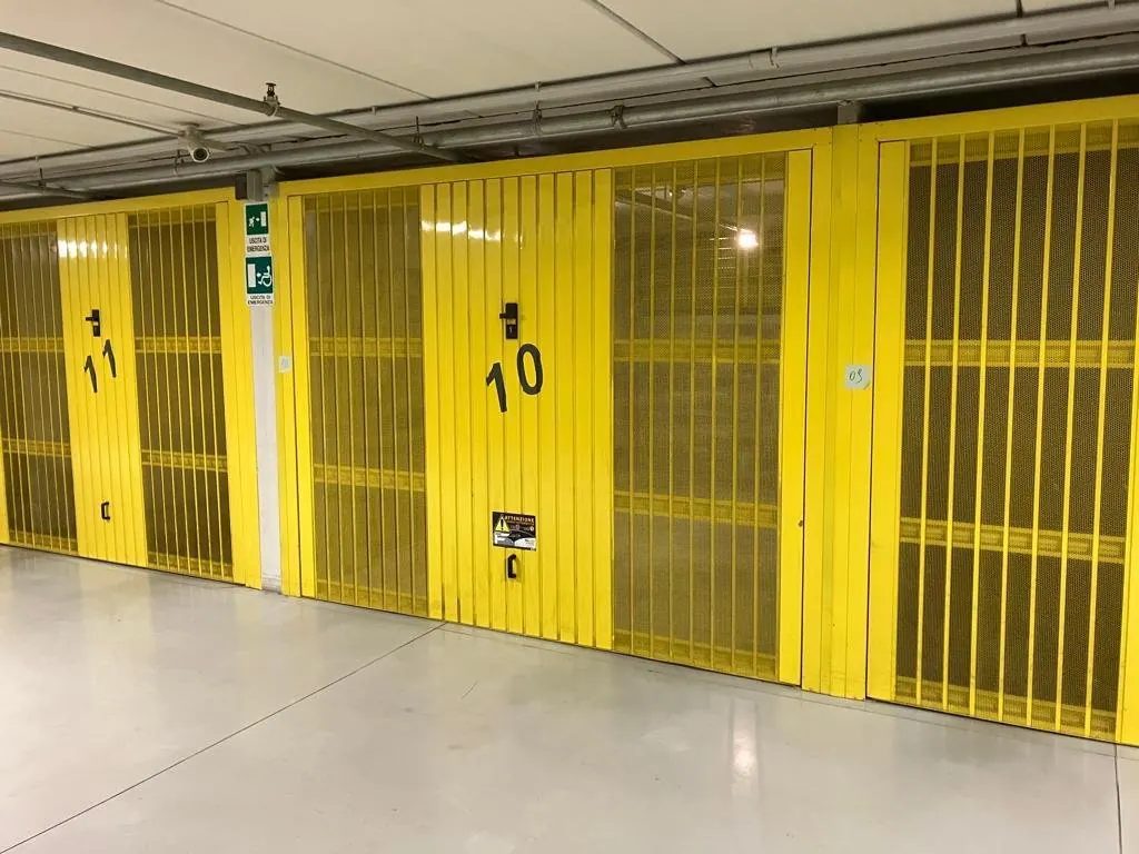 Porte basculanti grigliate per box a Torino