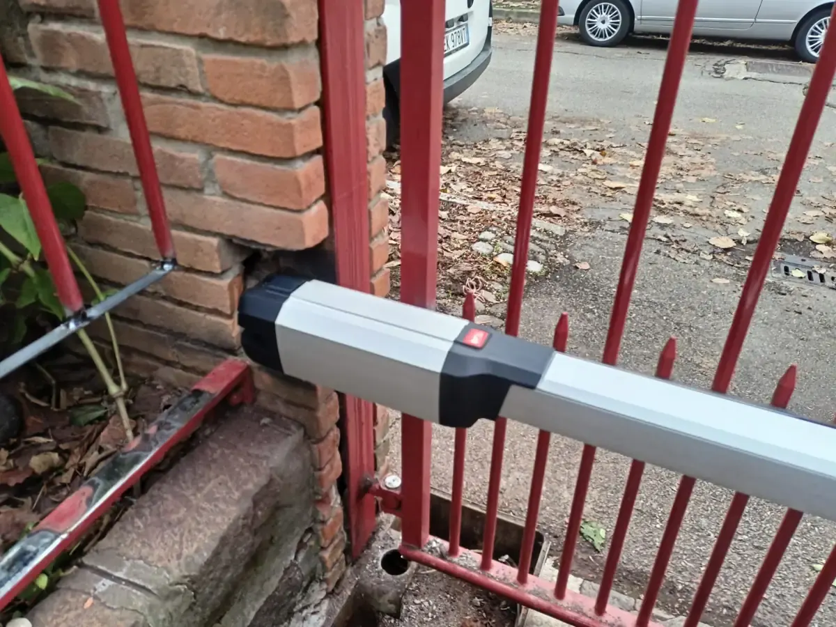 Riparazione del motore di un cancello a battente a Torino