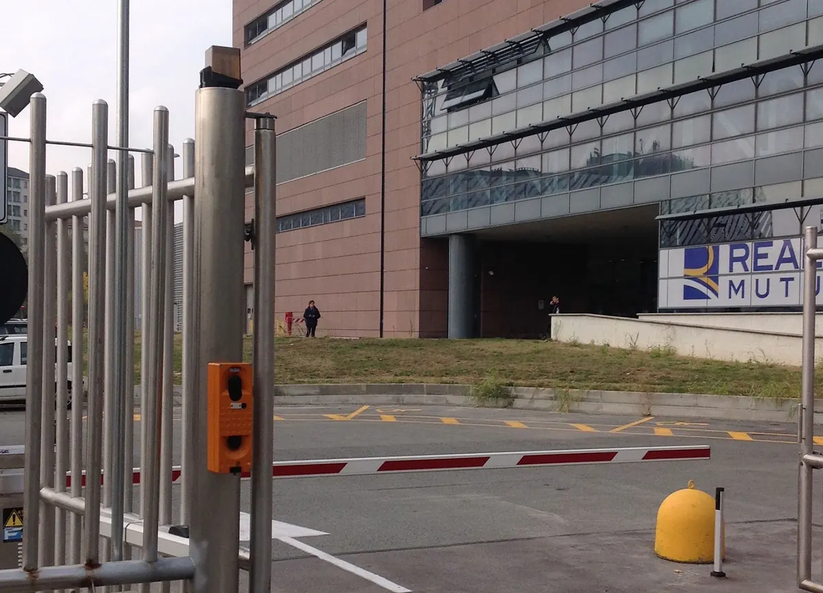 Sbarra per accesso veicolare a una struttura ricettiva a Torino
